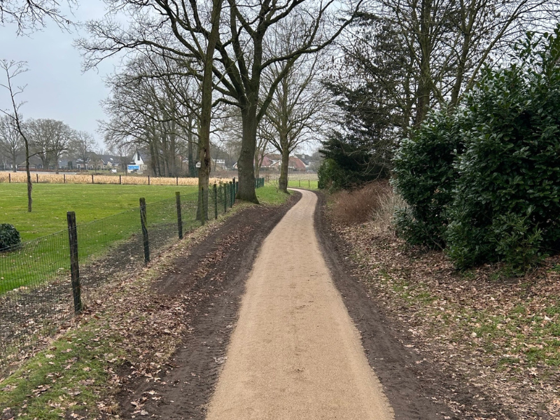 Het fietspad bij Holten is een stevig fietspad met een natuurlijke uitstraling.