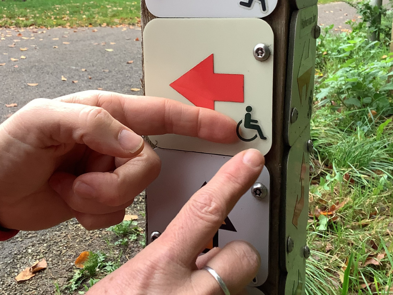 Het rolstoelsymbool op het routepaaltje geeft aan dat de route geschikt is voor rolstoelen, scootmobielen en kinderwagens.