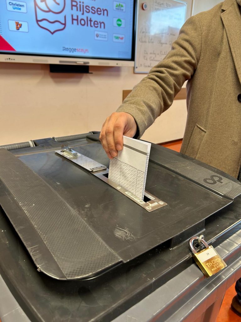 Meneer die stem in stembus doet