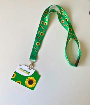 Aan een groen keycord met zonnebloemen hangt een kaartje met de Engelse tekst 'hidden disabilitiy" (verborgen beperking)