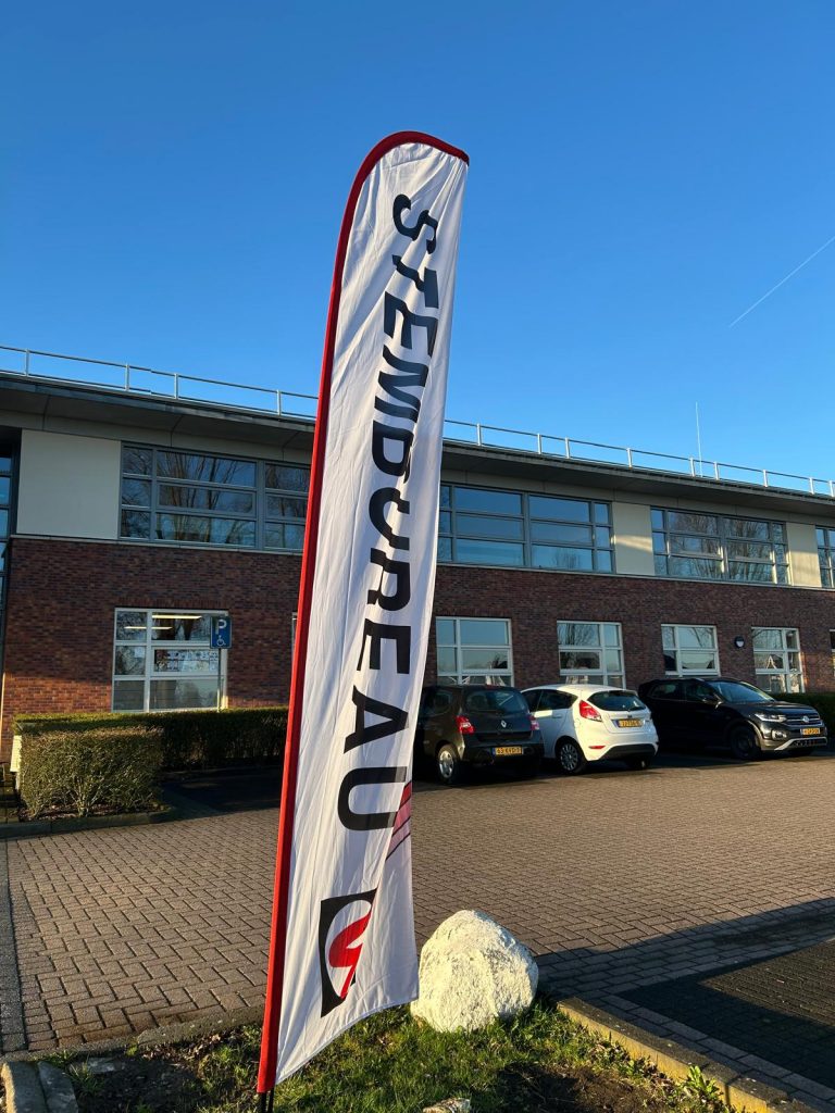 Beachvlag bij stemlokaal Reggesteyn