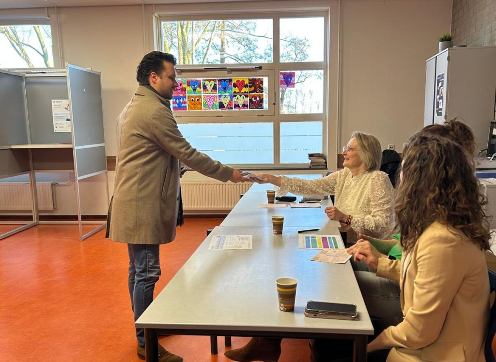 Foto van stemmer bij stemlokaal Reggesteyn