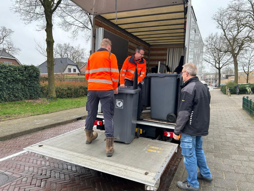 Buitendienstmedewerkers komen aan bij het stembureau met alle materialen.