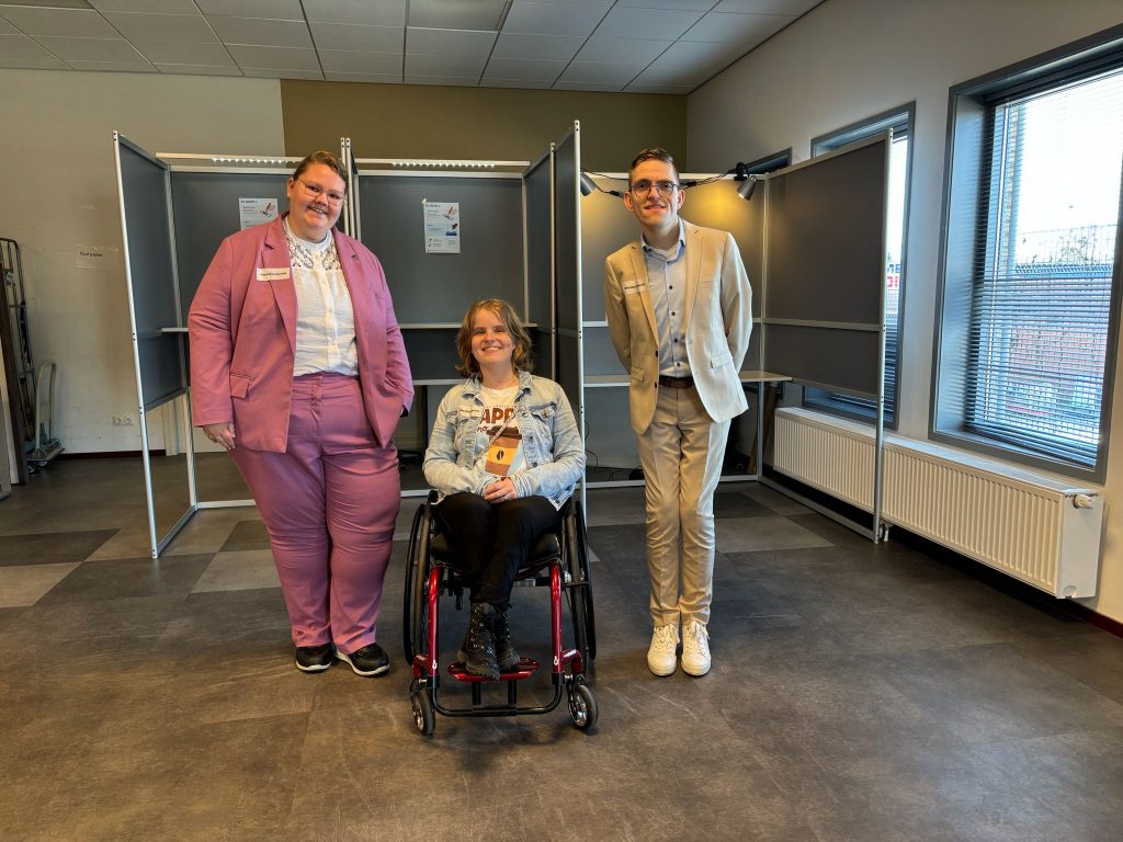 Susanne, Mandy en Sven helpen bij stembureau Het Punt.