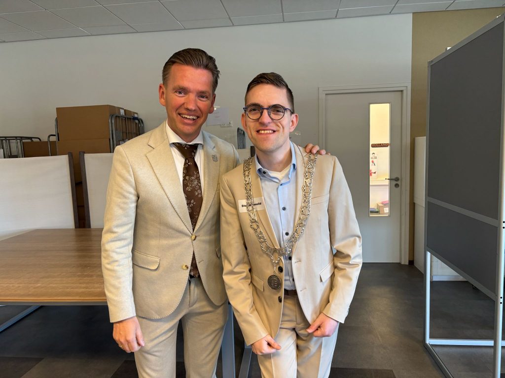 Sven met de keten van de burgemeester. 