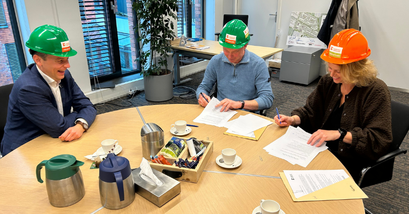 Namens vereniging Kulturhus Dijkerhoek waren voorzitter Geert Stevens en secretaris Charissa Hollegien aanwezig om de overeenkomst te ondertekenen. Wethouder Erik Wessels ondertekende de overeenkomst namens de gemeente.